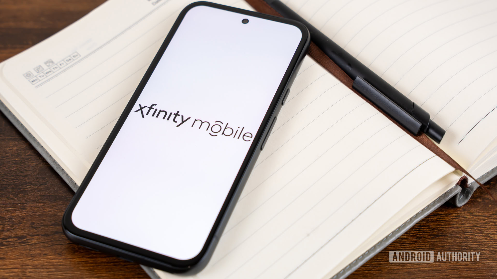 Xfinity Mobile logo on smartphone Stock Photo (3)