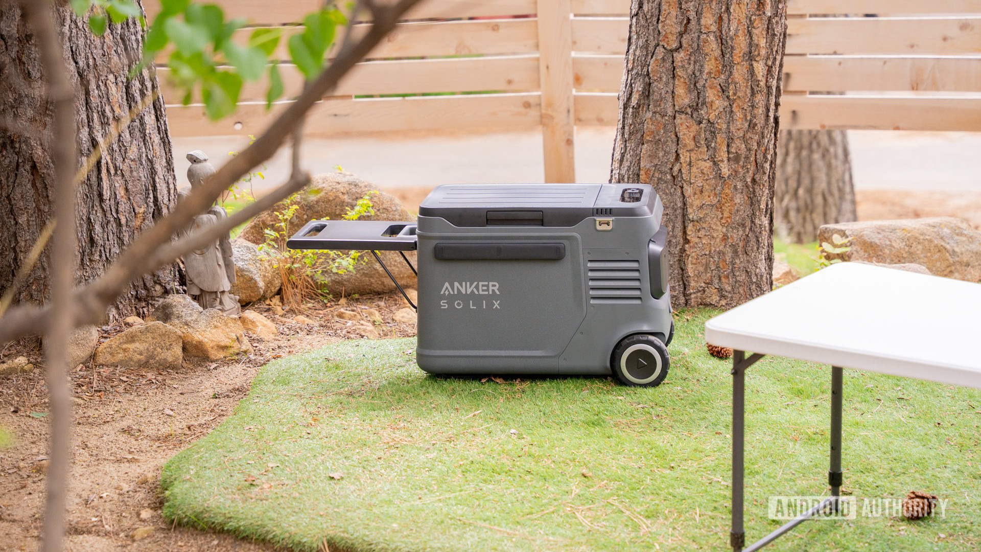 Anker SOLIX EverFrost 2 40L with handle:table propped up 4 Anker SOLIX EverFrost 2 40L with handle:table propped up 4
