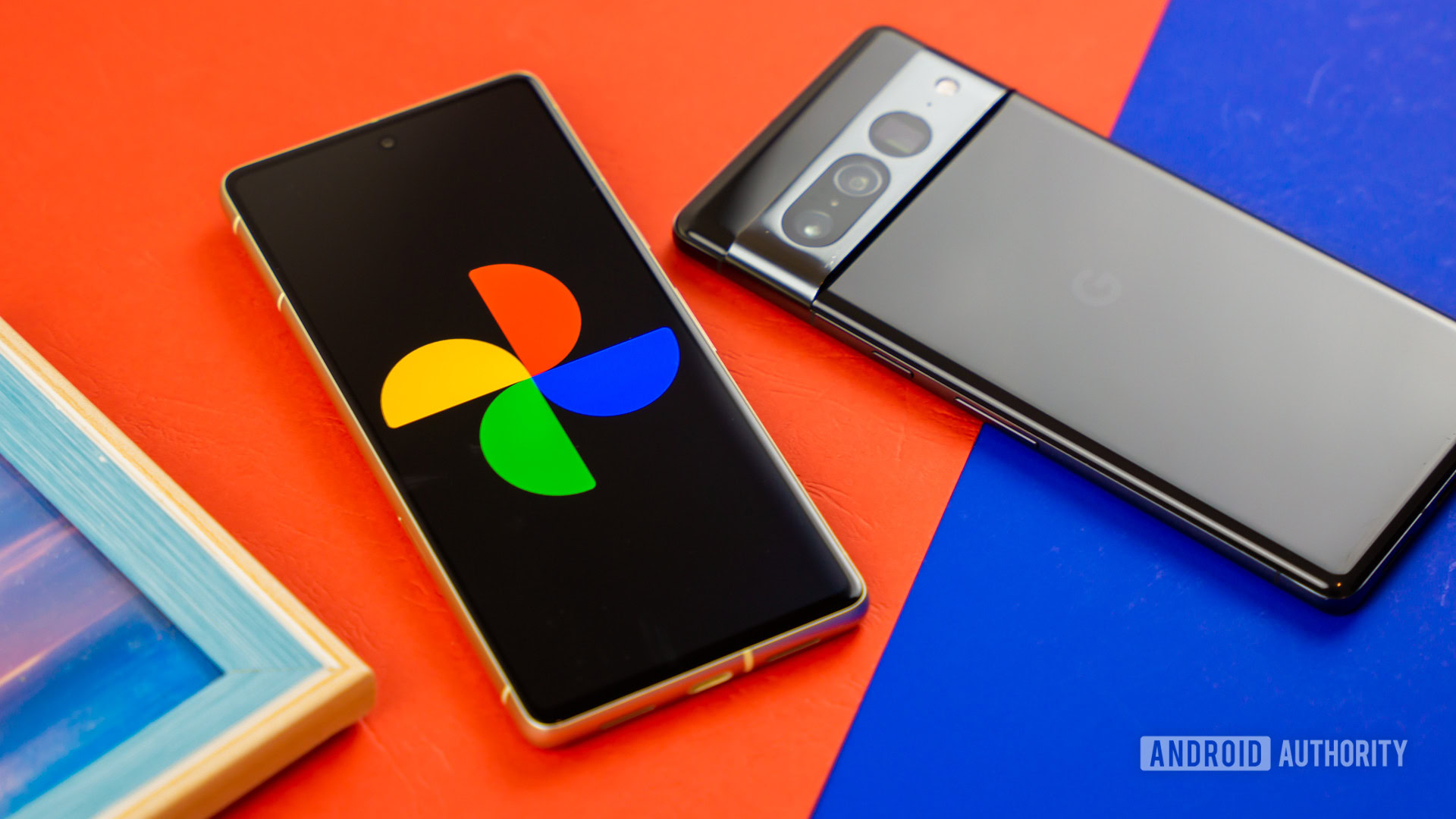 Google Photos logo on smartphone next to other devices and picture frame Stock photo 5 Google Photos logo on smartphone next to other devices and picture frame Stock photo 5
