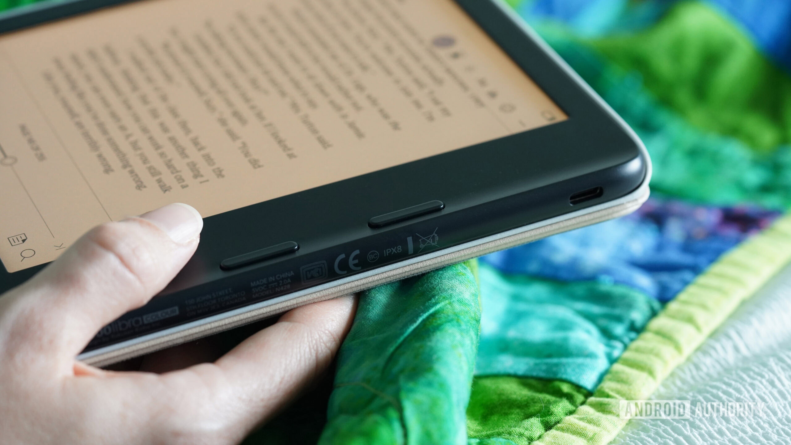 The Kobo Libra Colour includes two customizable buttons.