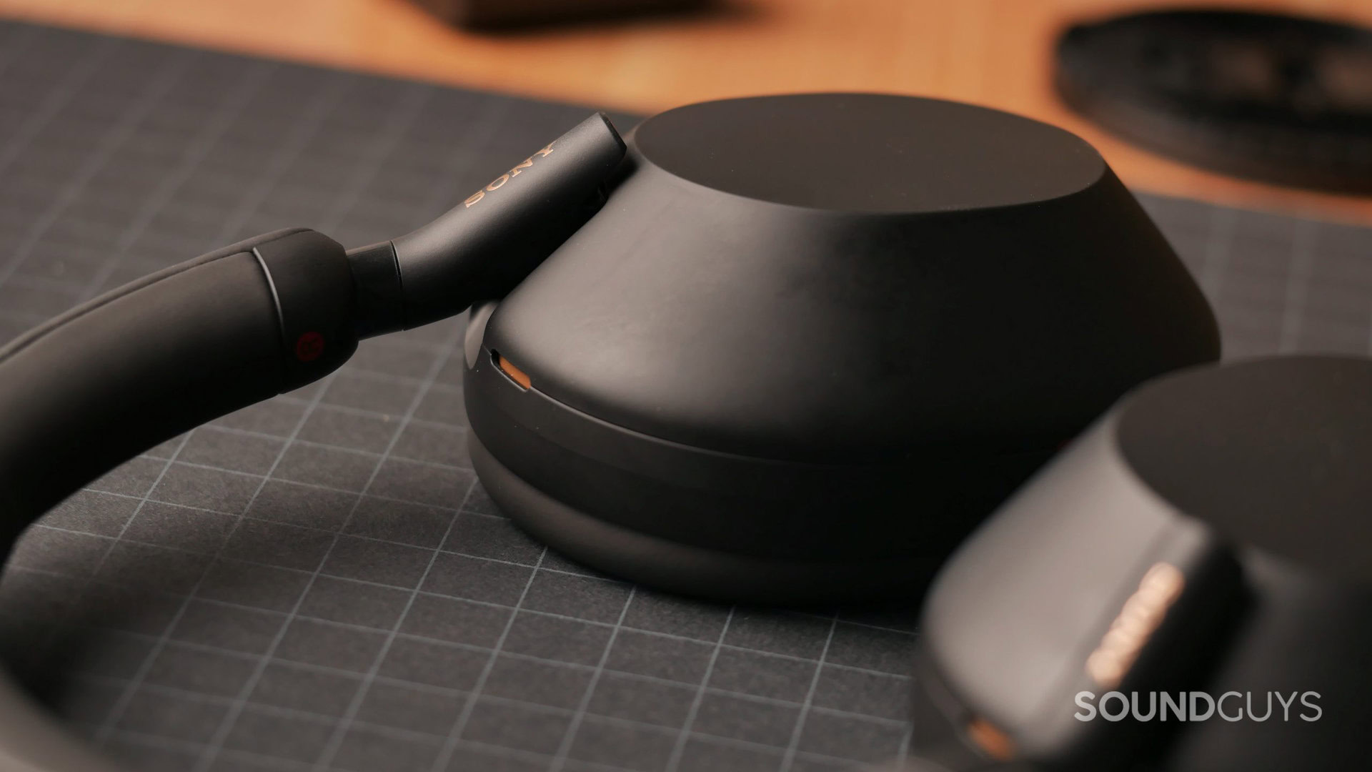 Sony WH 1000XM5 right earcup scaled 1 Right ear cup of the Sony WH-1000XM5 placed flat on table