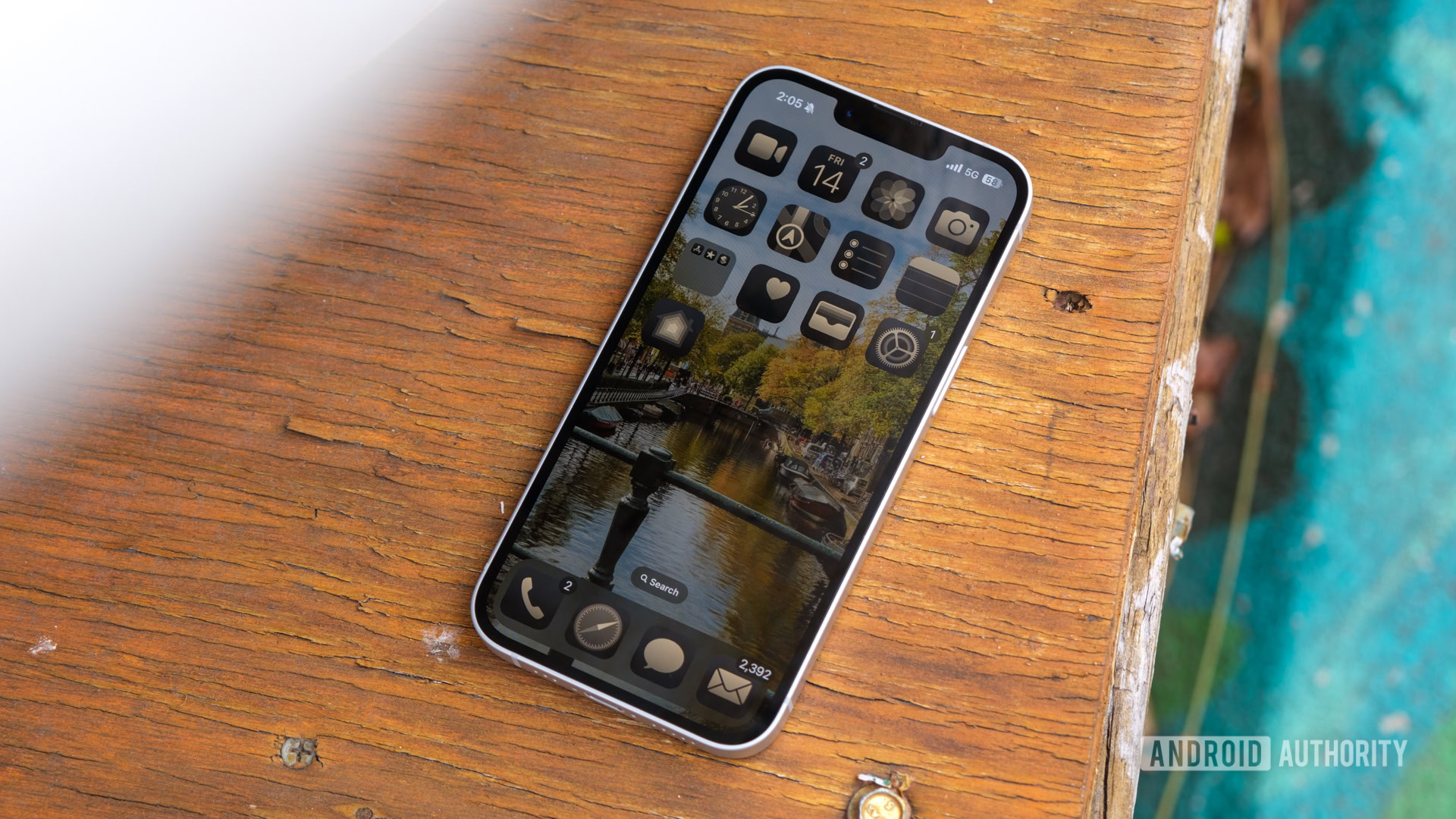 iPhone 16e home screen outdoors iPhone 16e home screen outdoors