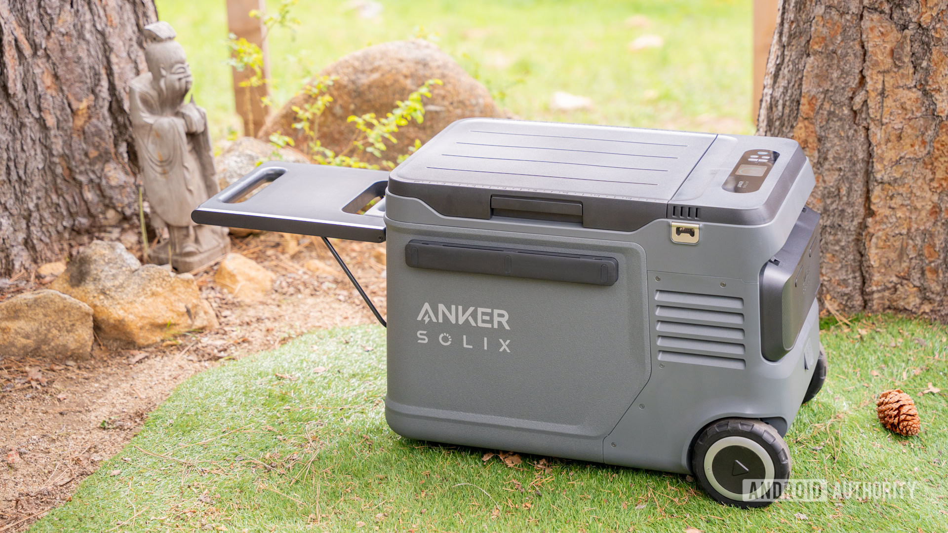 Anker SOLIX EverFrost 2 40L with handle:table propped up 3 Anker SOLIX EverFrost 2 40L with handle:table propped up 3