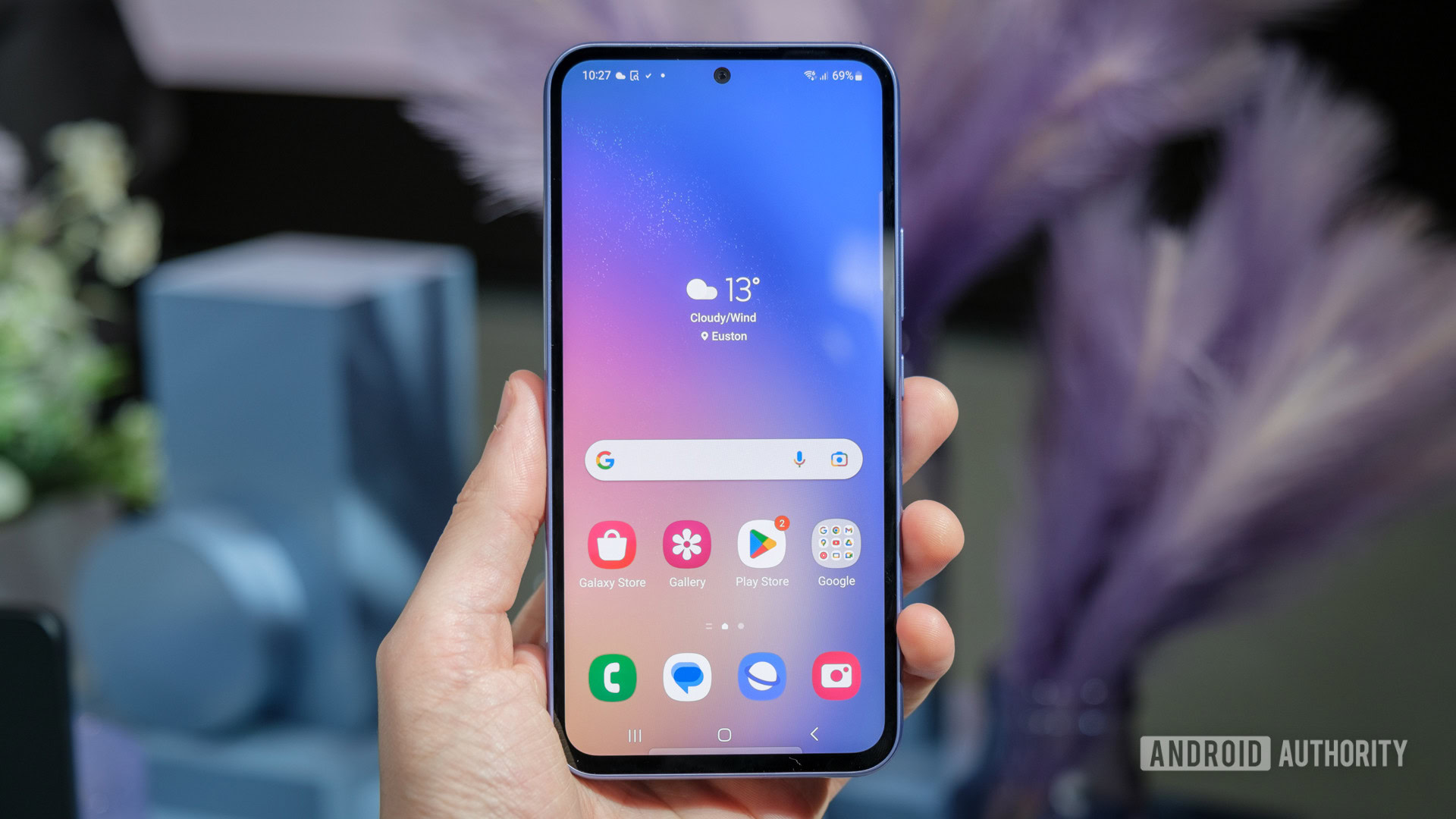 Samsung Galaxy A54 5G homescreen in hand Samsung Galaxy A54 5G homescreen in hand - The best cheap phones