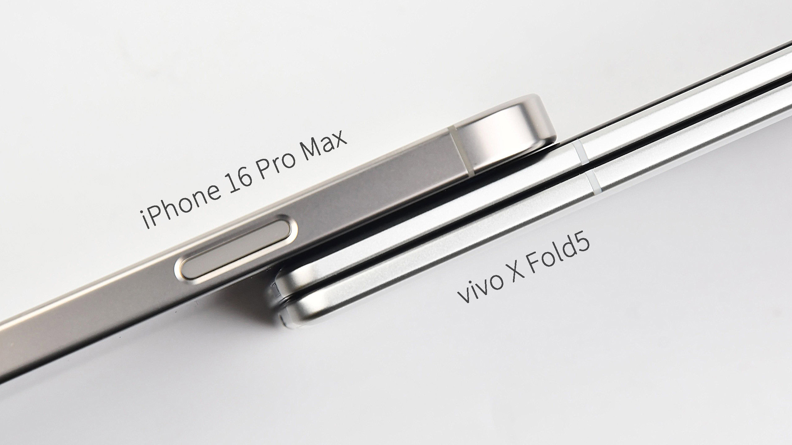 Vivo X Fold 5 versus iPhone 16 Pro Max folded scaled