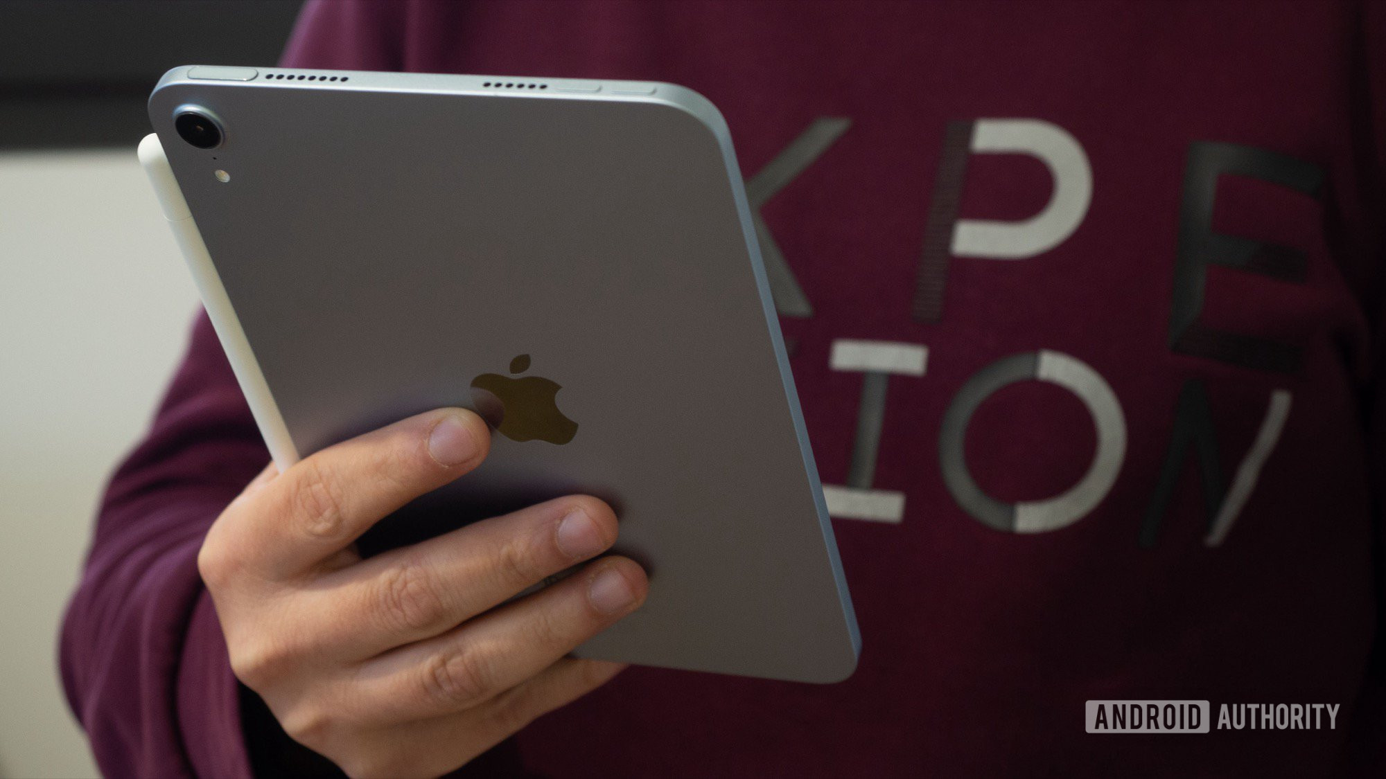 apple ipad mini 7 in hand apple ipad mini 7 in hand