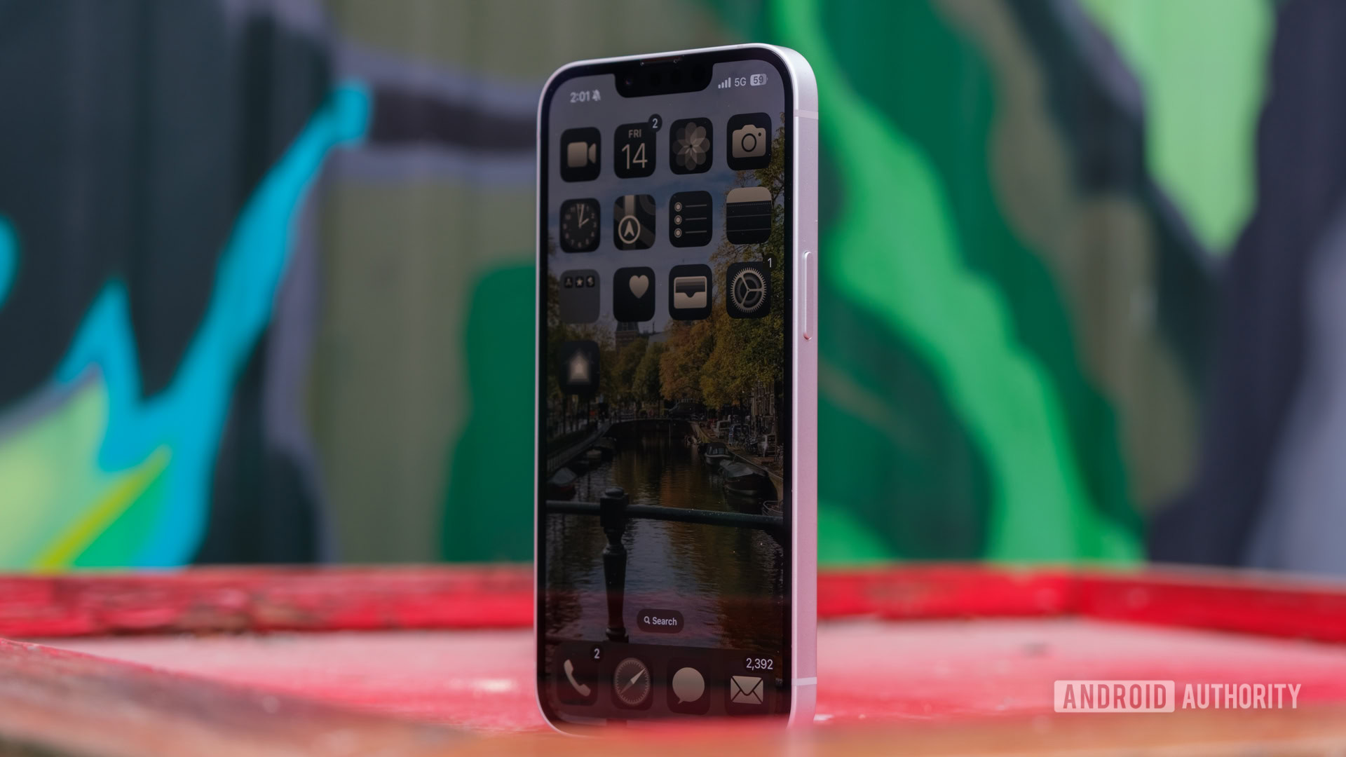 iPhone 16e home screen and buttons iPhone 16e home screen and buttons