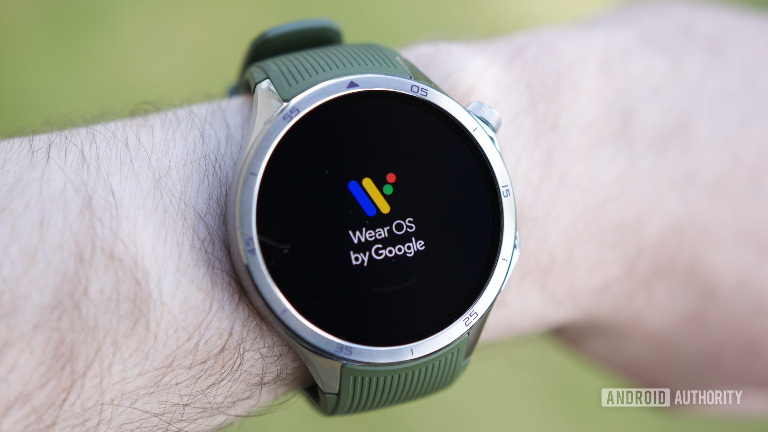 wear os logo oneplus watch 3 2 Wear OS logo on the OnePlus Watch 3.