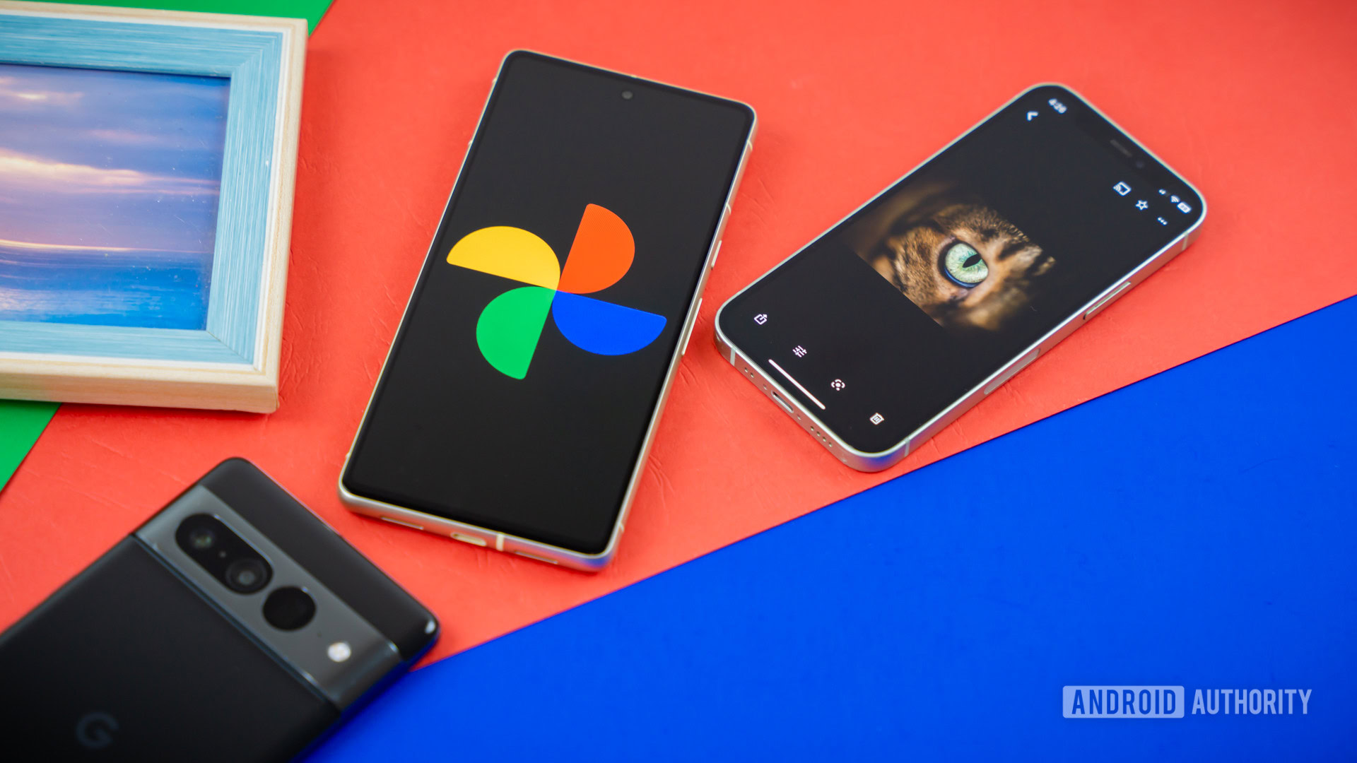 Google Photos logo on smartphone next to other devices and picture frame Stock photo 1 Google Photos logo on smartphone next to other devices and picture frame Stock photo 1