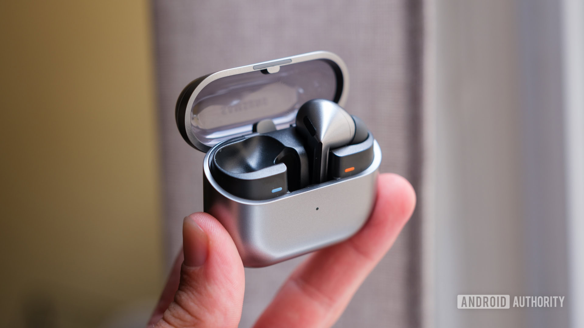 Samsung Galaxy Buds 3 Pro one earbud in case Samsung Galaxy Buds 3 Pro one earbud in case