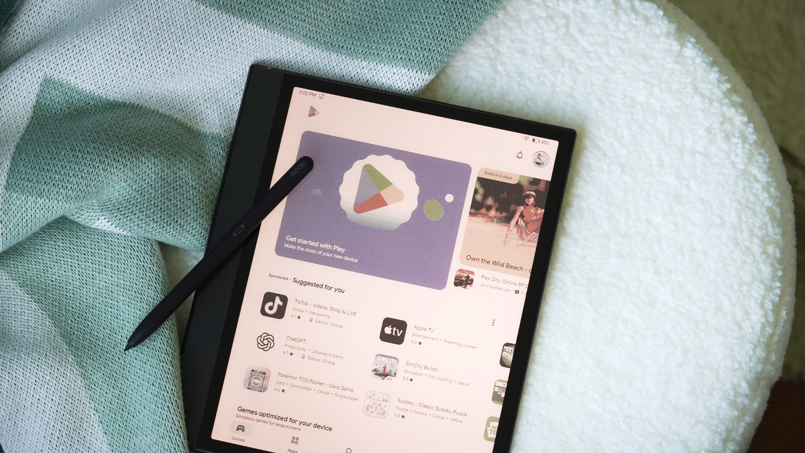 A BOOX Note Air 4C displays the Google Play Store.