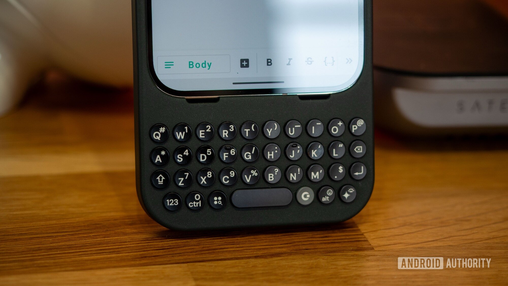 clicks keyboard pixel 9 pro focus on keys