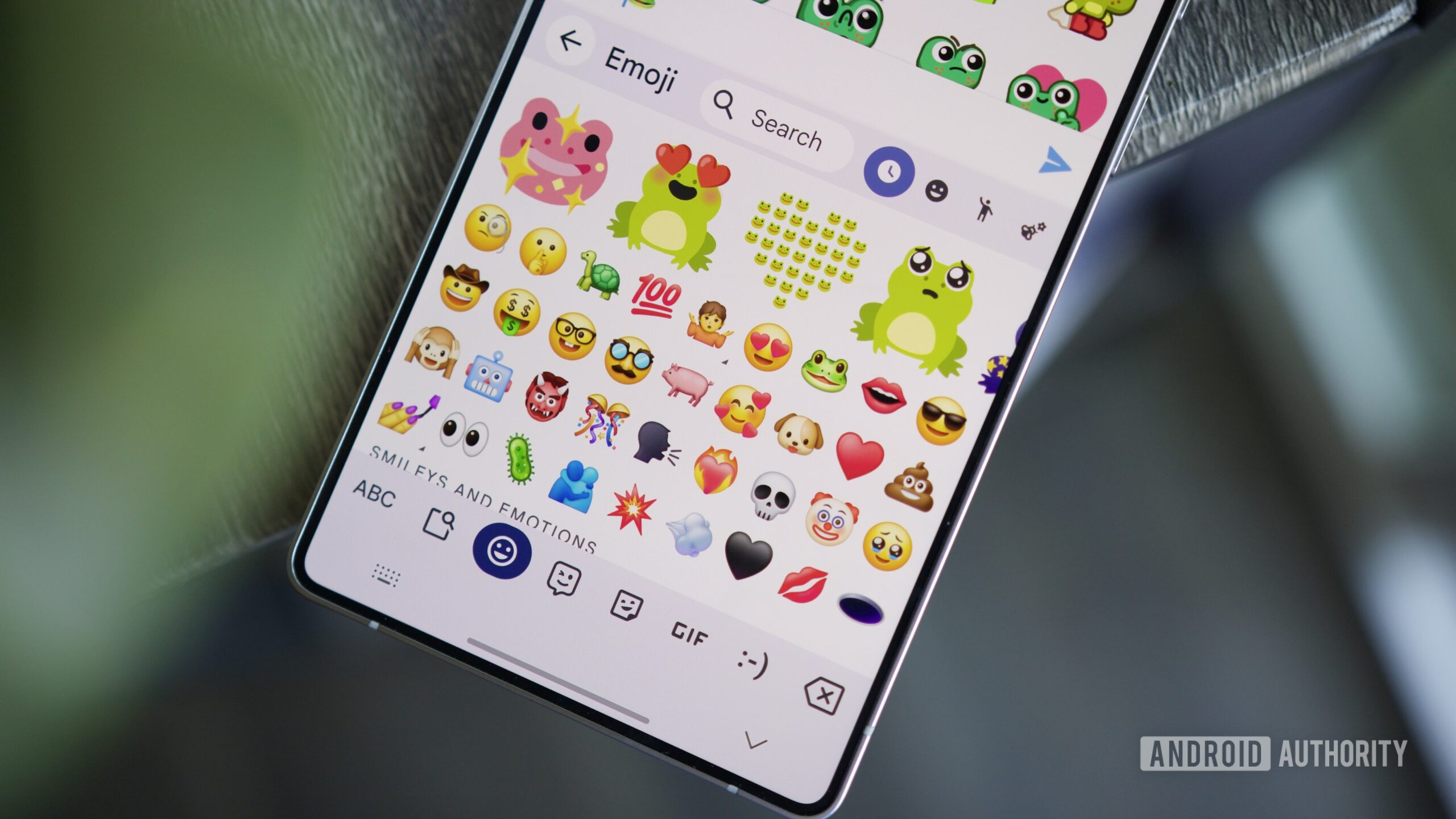 emoji kitchen keyboard frogs hero Emoji Kitchen on an Android phone.