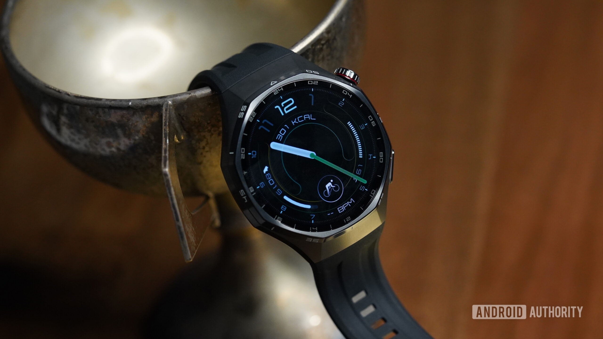 A Huawei Watch GT 6 Pro dispalys a native watch face.