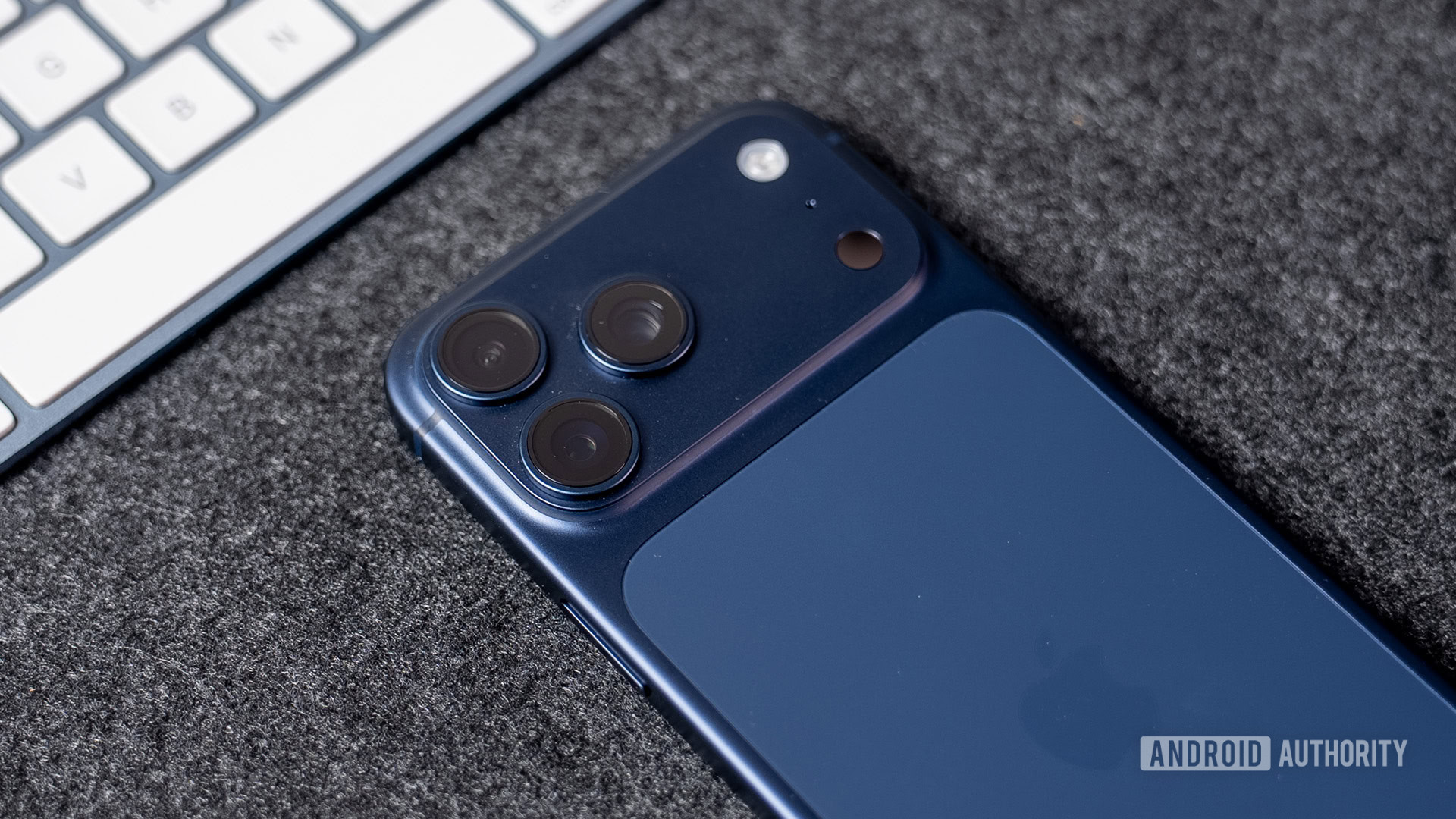 iPhone 17 Pro Max Deep Blue Camera plateau
