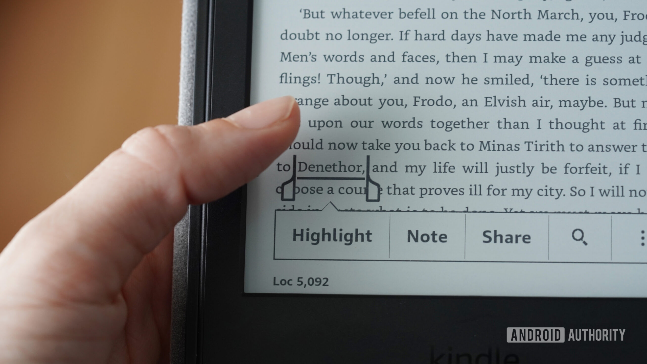 An Amazon Kindle user looks up a word in their dictionary.
