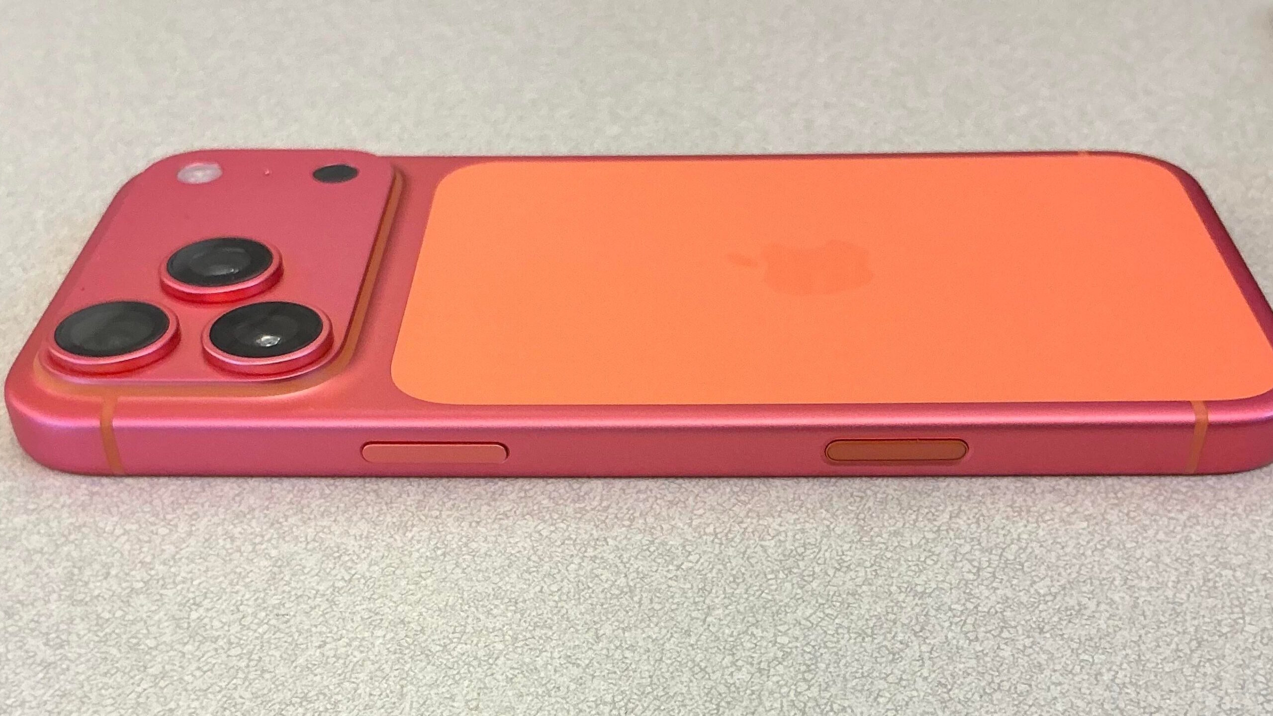Apple iPhone 17 Pro Cosmic Orange changing colors into pink 1 Apple iPhone 17 Pro Cosmic Orange changing colors into pink 1