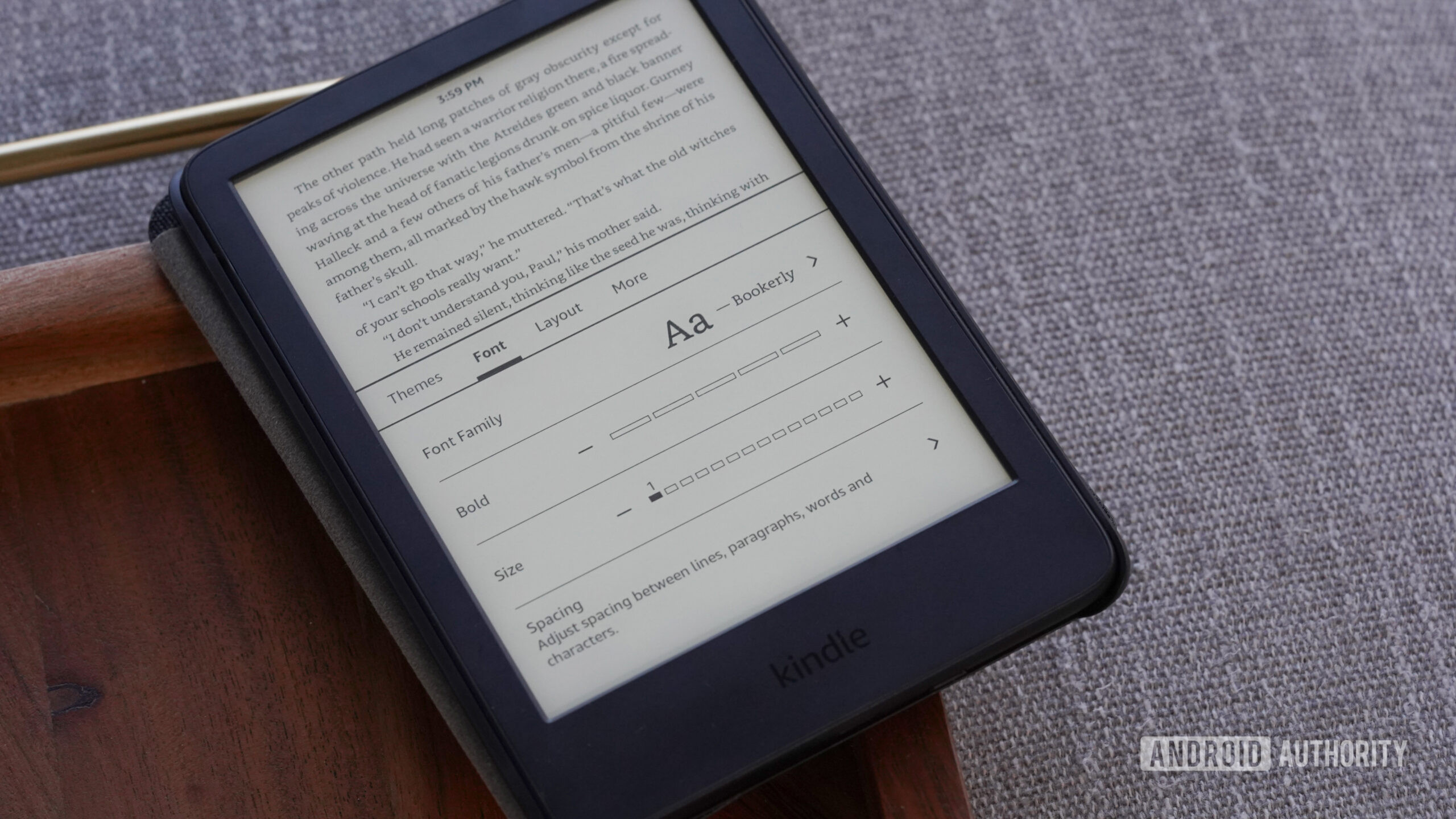 A suer accesses the Kindle Font Settings menu.