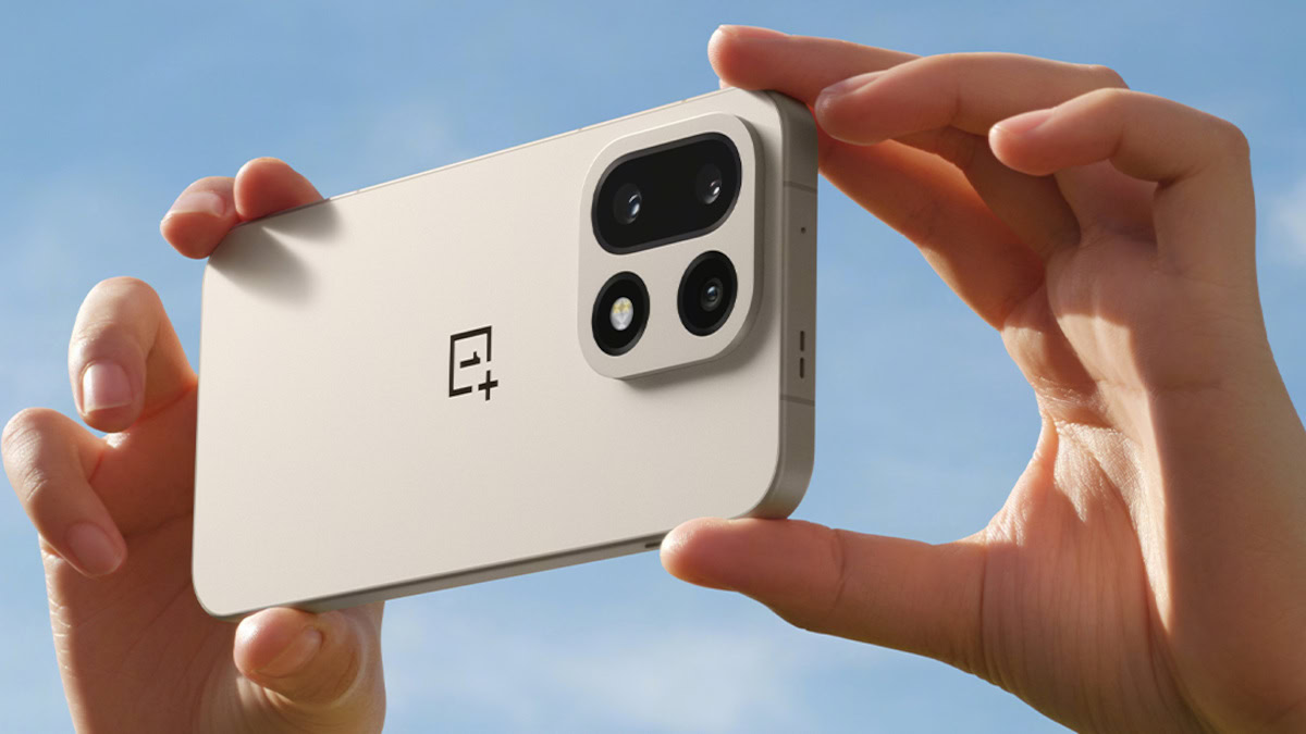 OnePlus 15 in hand taking a photo OnePlus 15 in hand taking a photo