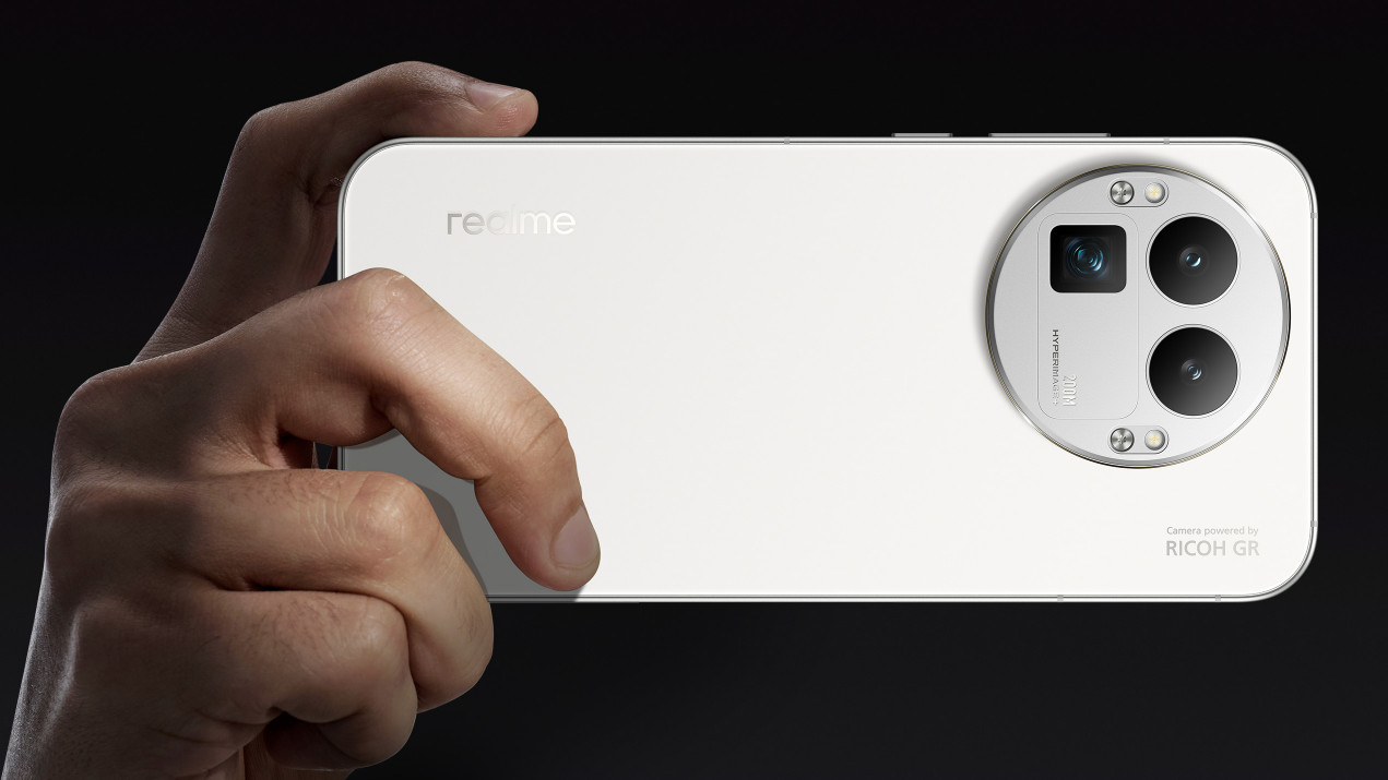 Realme GT8 Pro in hand Realme GT8 Pro in hand