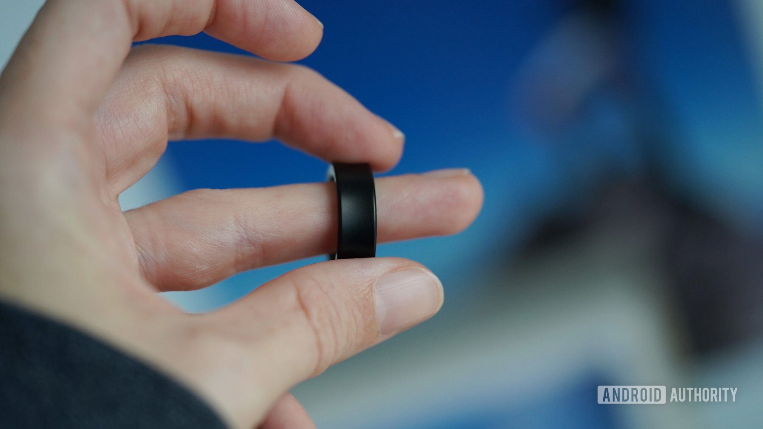 A user checks the fit of their Samsung Galaxy Ring.