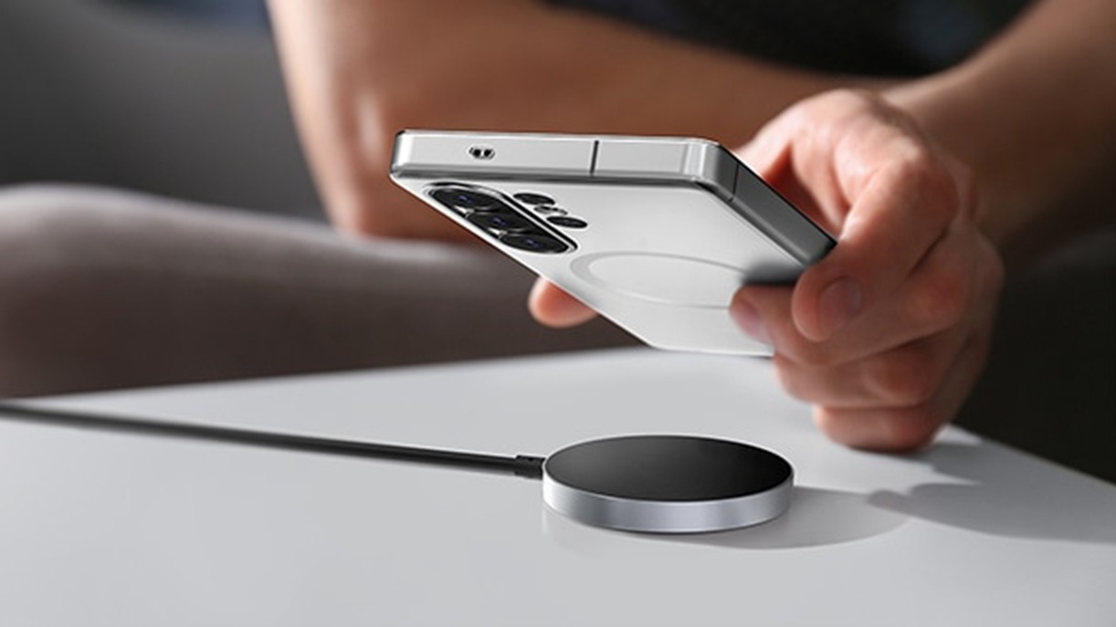 Samsung Single Wireless Charger 2025 Press Image Samsung Single Wireless Charger 2025 Press Image