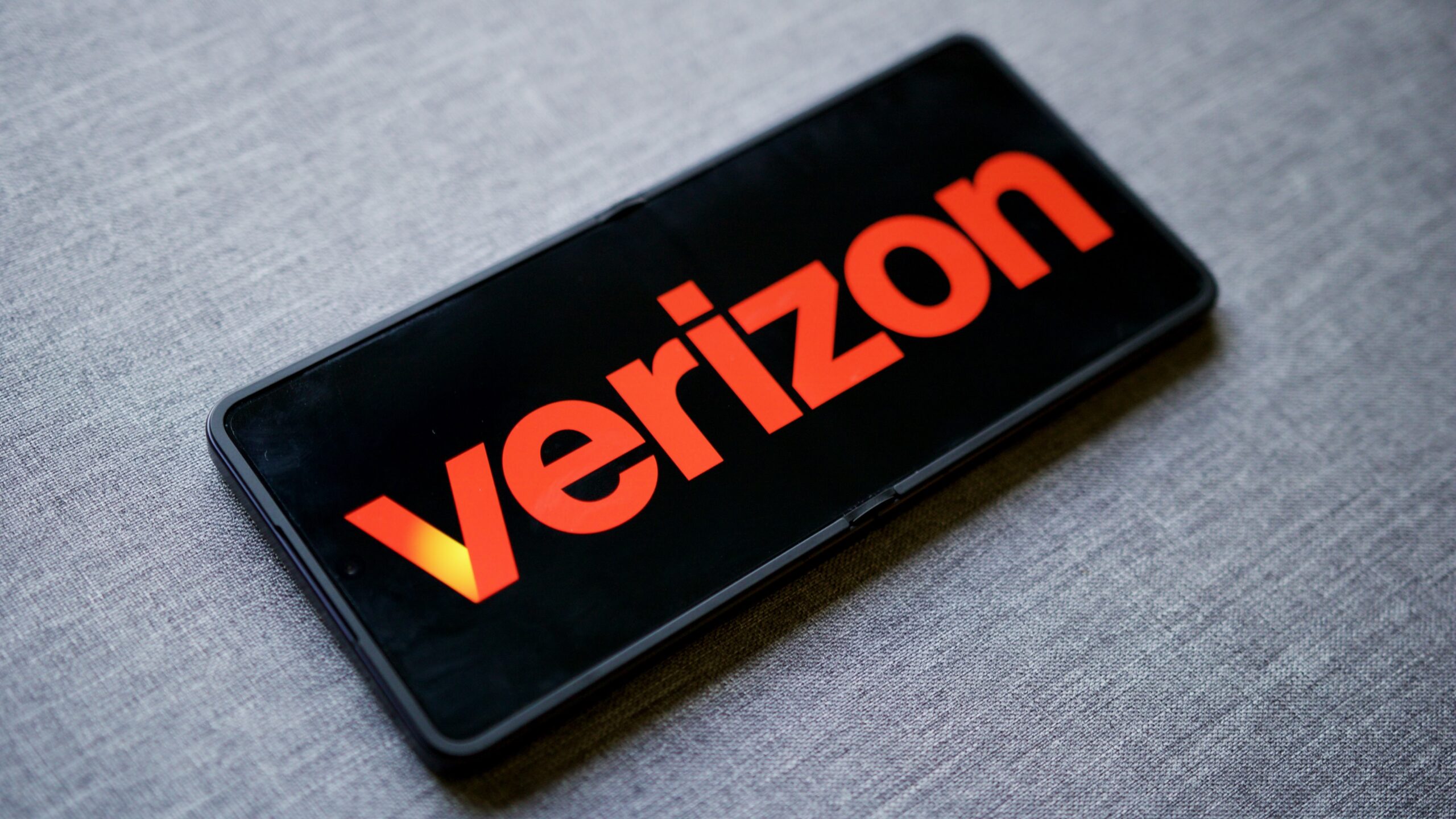 verizon logo hero august 2025 2 Verizon logo displayed on an Android phone.