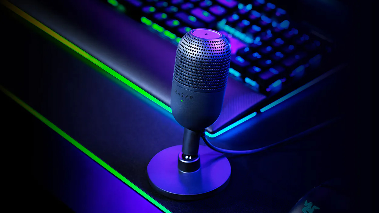Razer Seiren V3 Mini on desk
