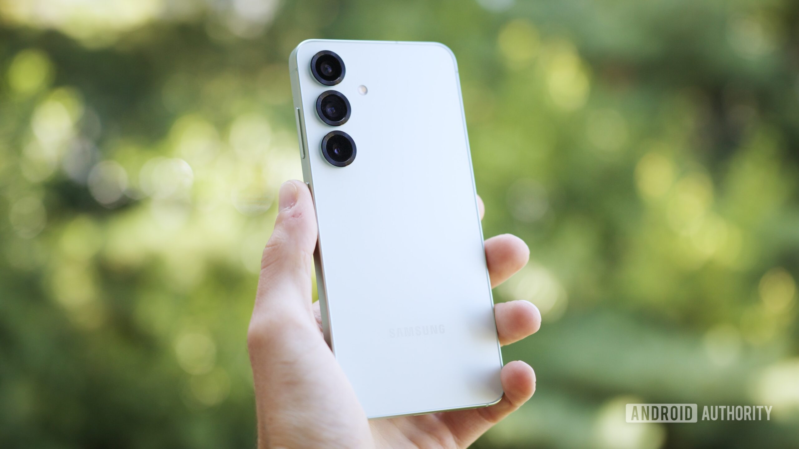 Someone holding the Samsung Galaxy S25, showing the back of the phone.