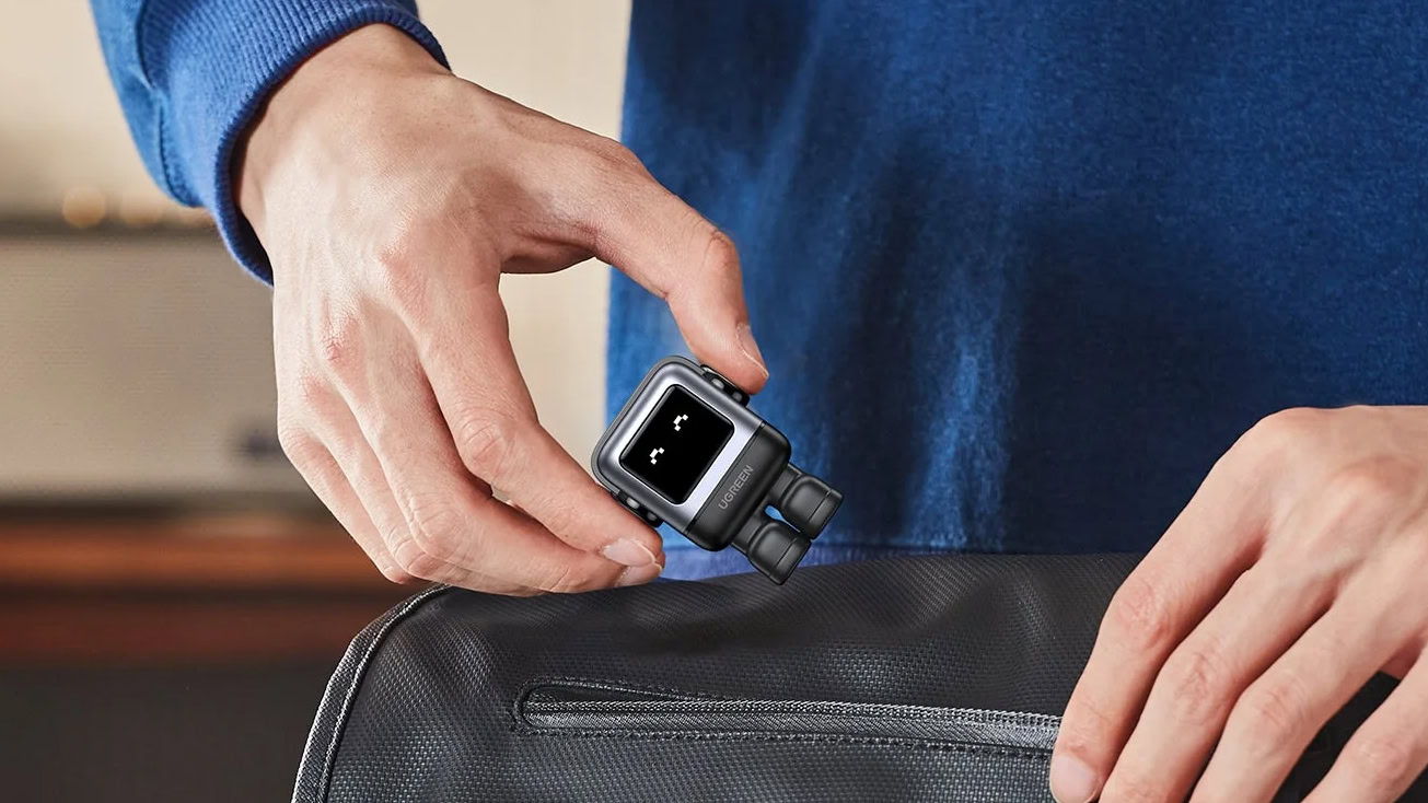 UGREEN Uno 30W charger in hand