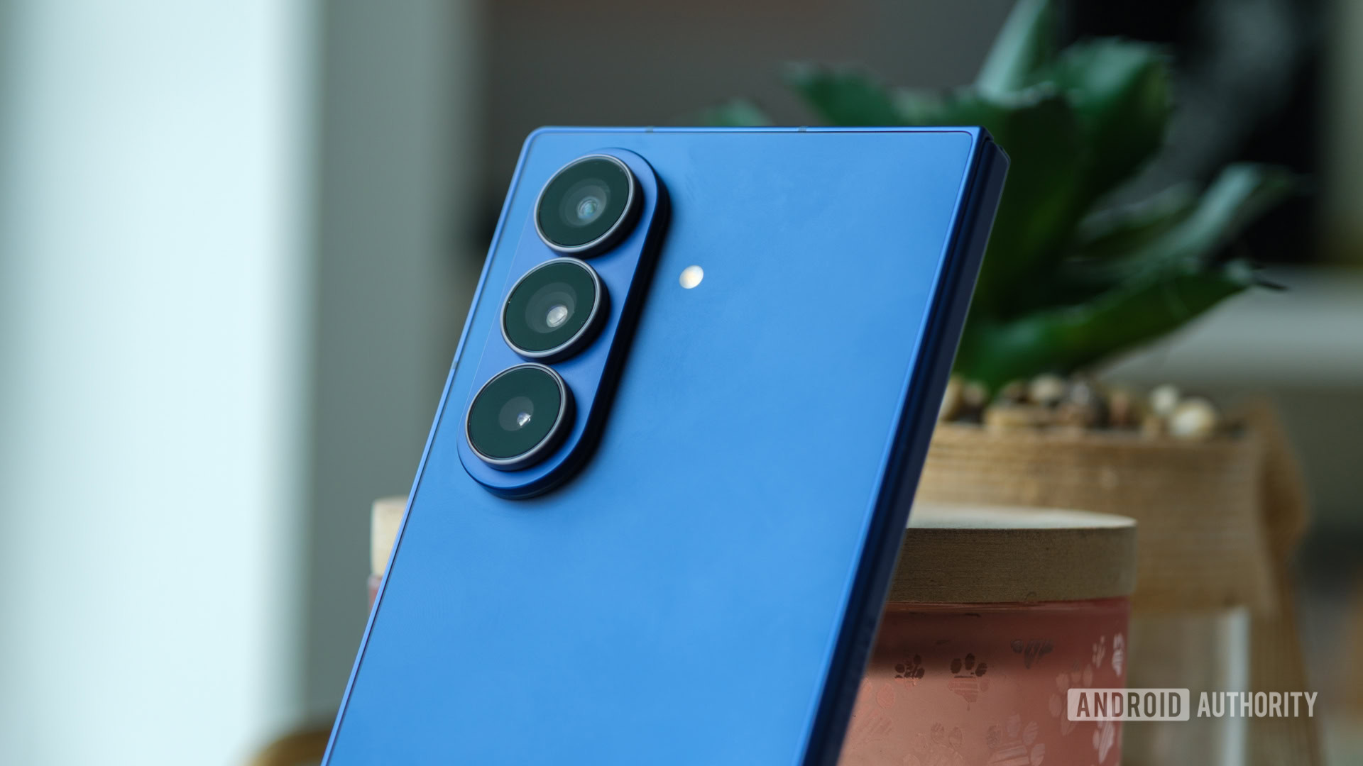 samsung galaxy z fold 7 cameras close up