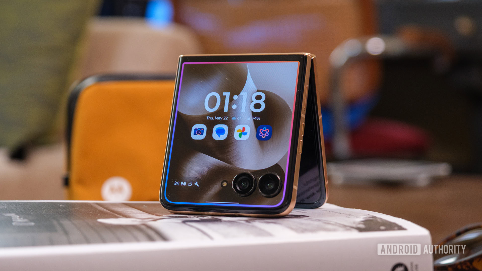 Motorola Razr Ultra tent mode ai rainbow