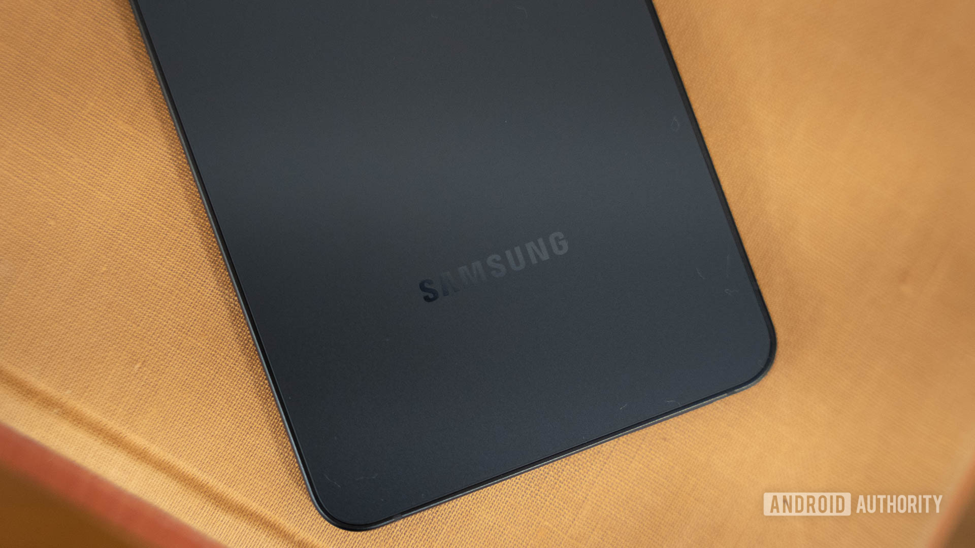 Samsung Logo on back of Samsung Galaxy S25 Edge Titanium Jetblack Model Samsung Logo on back of Samsung Galaxy S25 Edge Titanium Jetblack Model