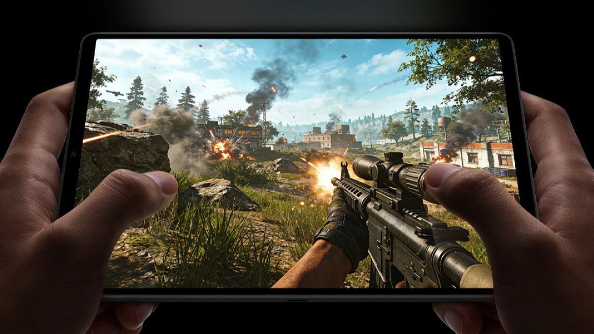 Lenovo Legion Y700 screen in hand