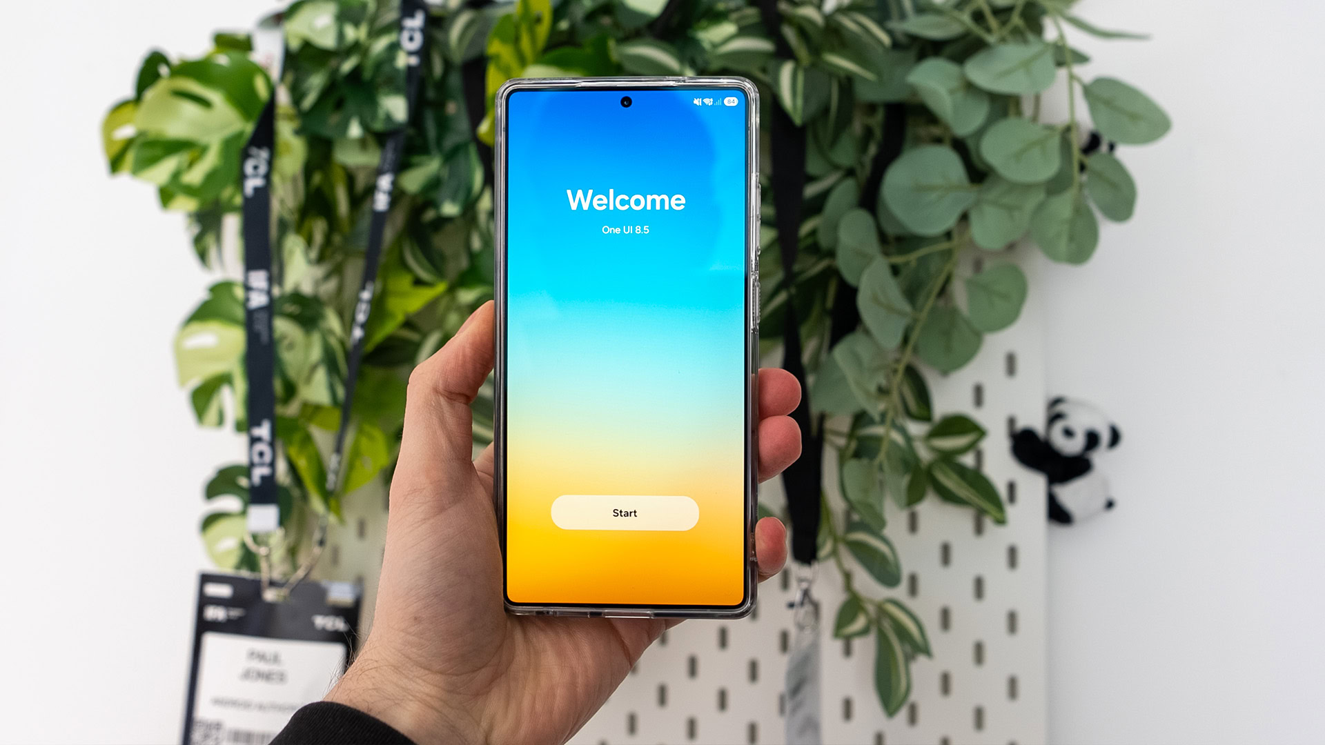 One UI 8.5 Splasg Screen in hand