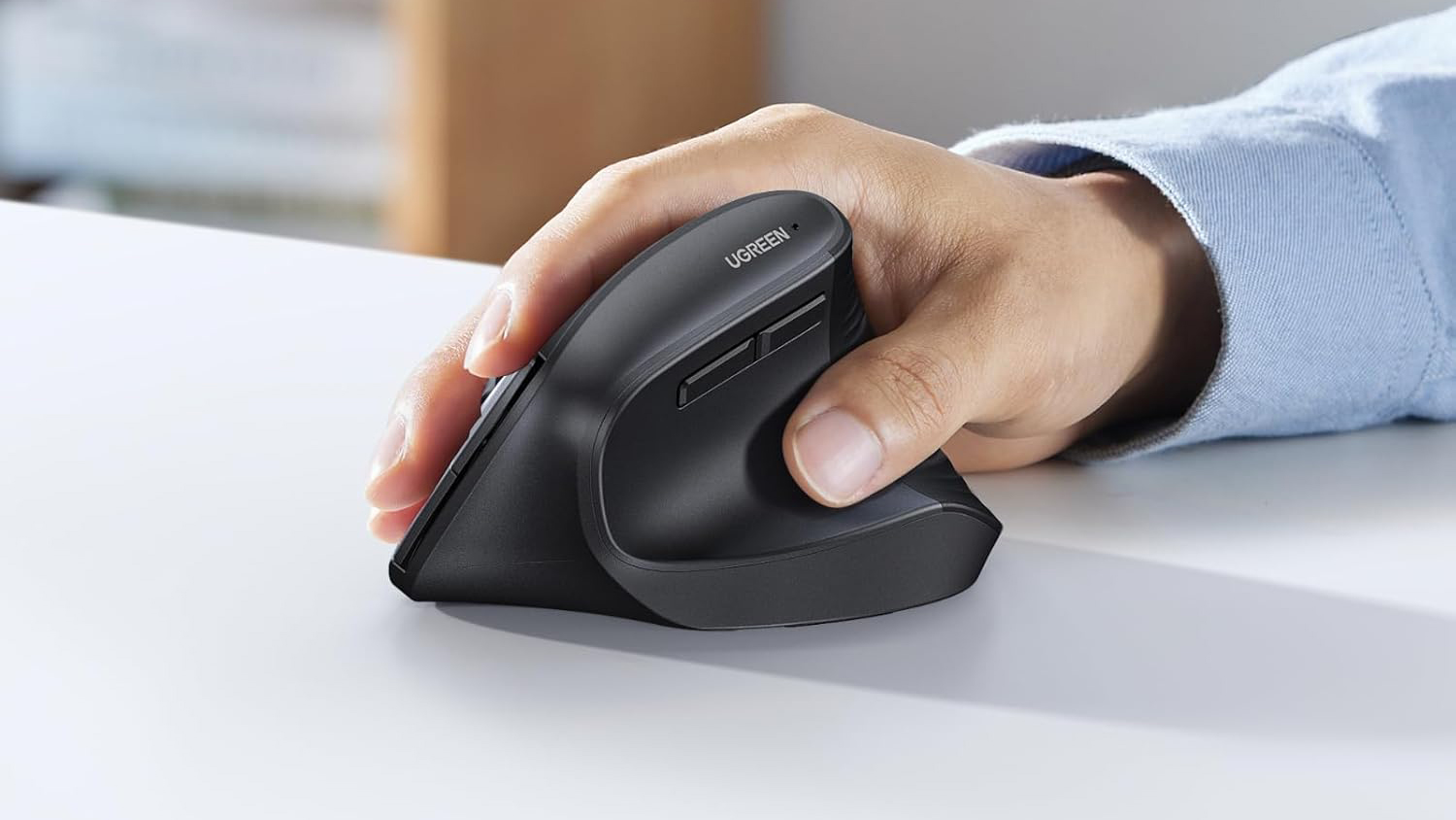 UGREEN Ergonomic Mouse with hand