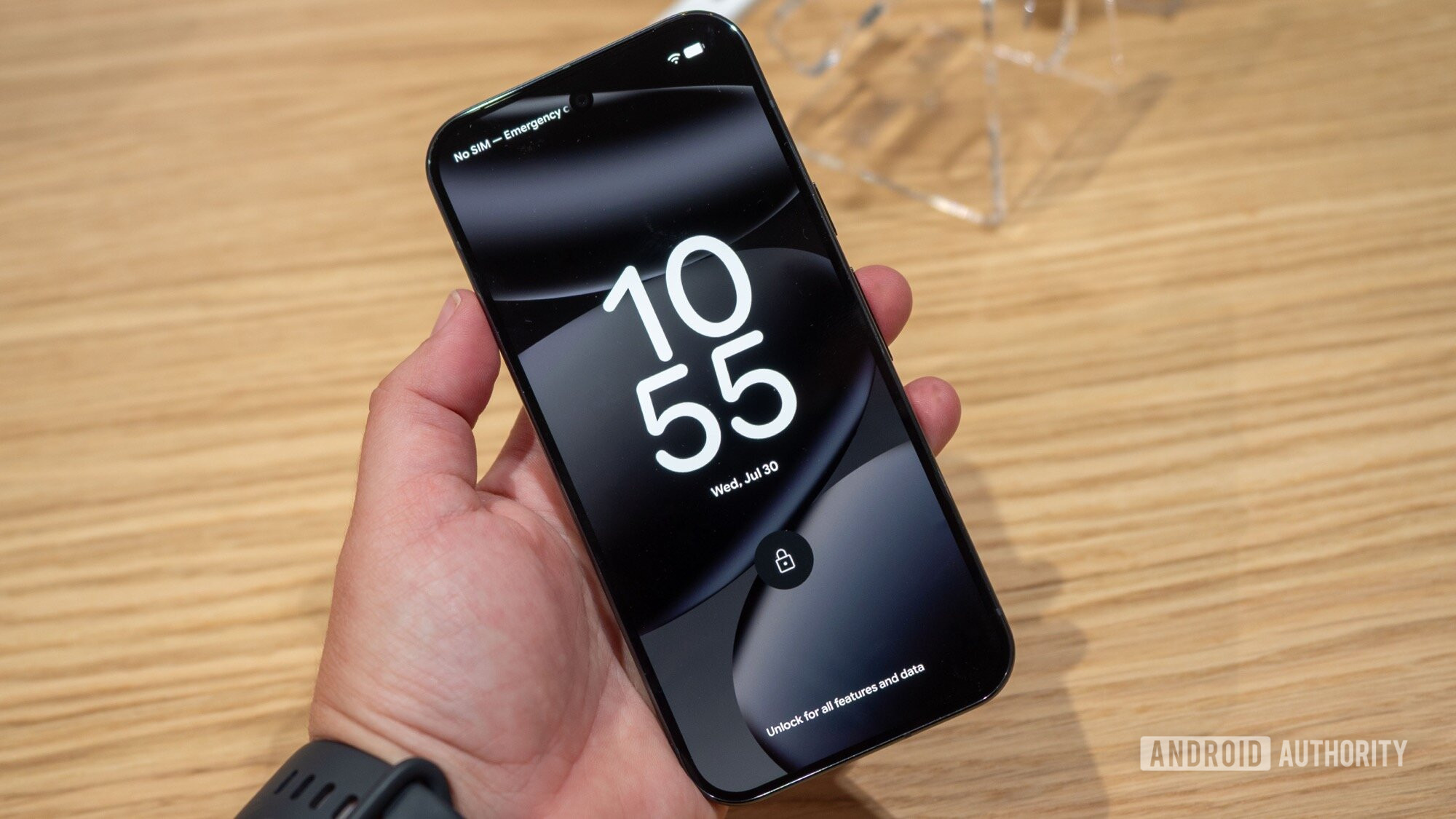 google pixel 10 pro obsidian in hand display lockscreen